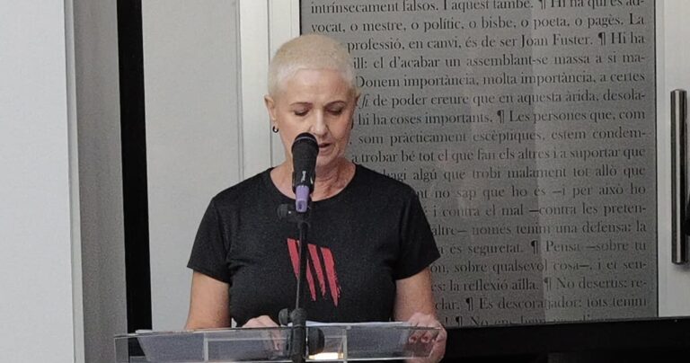 La professora de valencià Pepi Anaya, reconeguda durant el 9 d’Octubre