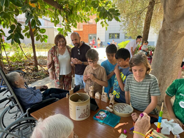 Alumnat del col·legi Cervantes i usuaris de la Residència San José participen en una activitat pionera intergeneracional