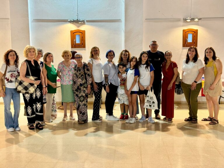 Una exposició mostra els treballs del Taller de Ganxet Intergeneracional