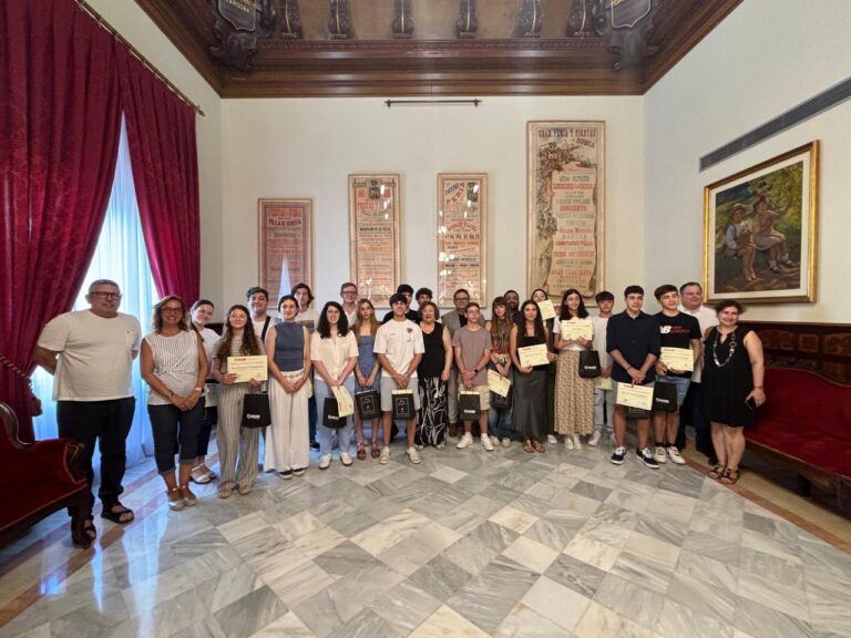 L’alumnat destacat arreplega els Diplomes d’Honor Escolar