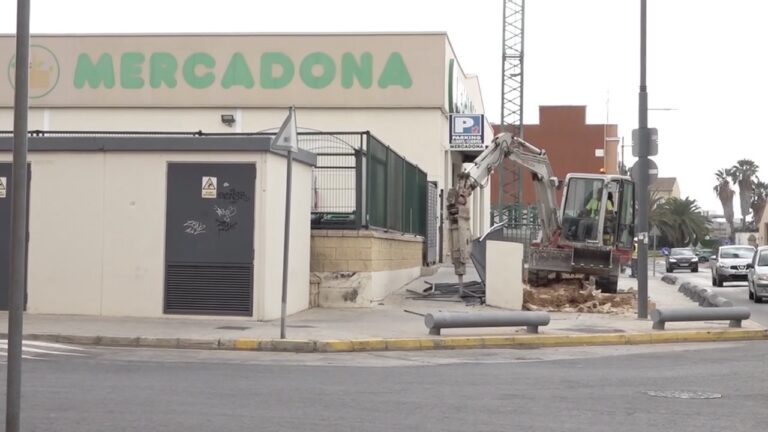 La parada de l’autobús del c/ de la Travessera dels Franciscans, inhabilitada durant uns mesos