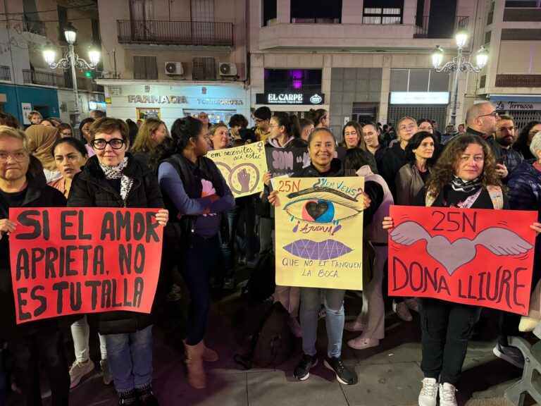 Centenars de ciutadans i ciutadanes reivindiquen a Sueca el 25N