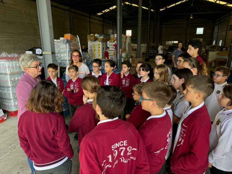 L’alumnat de Sueca coneix de primera mà els treballs que ha ocasionat la DANA