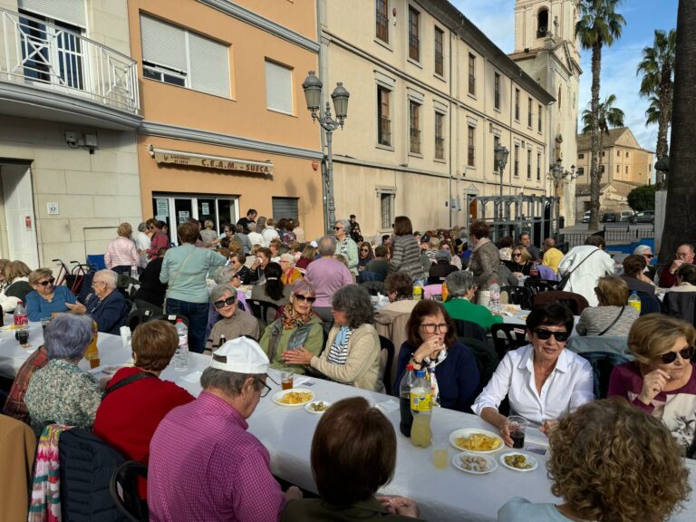 Més de 200 persones majors del municipi participen en el tradicional esmorzar per a celebrar ‘les catalinetes’