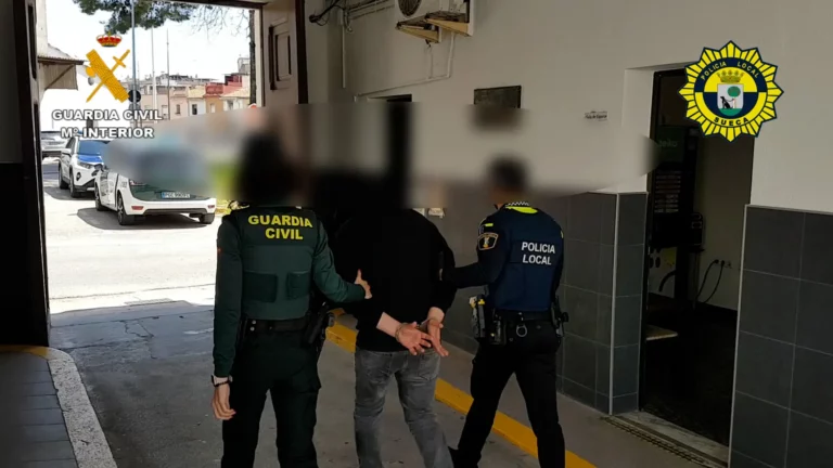 Dos detinguts a Sueca per furtar en una vivenda habitada