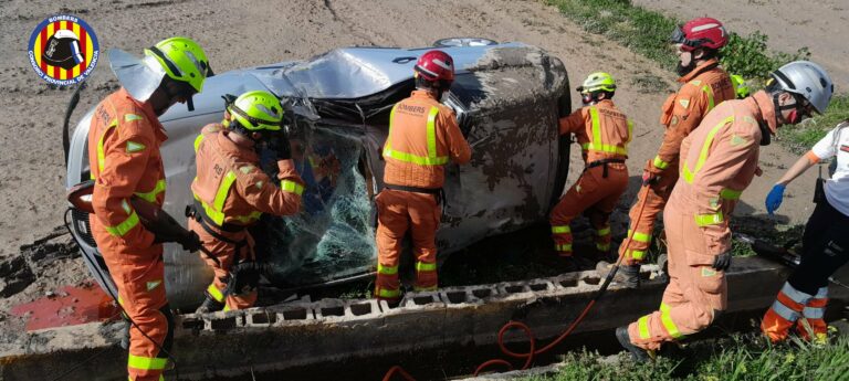 Un accident en la CV-500 obliga els bombers a excarcerar als ferits