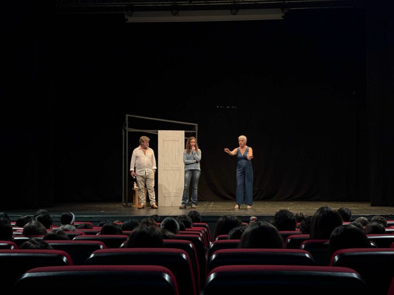El teatre fa reflexionar a l’alumnat de batxillerat sobre l’abús de poder