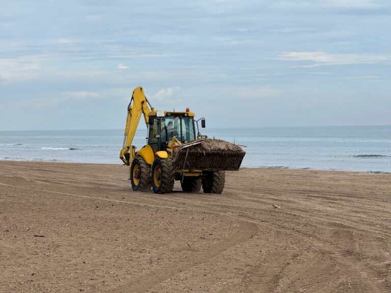 Sueca intensifica la neteja de les platges després dels danys causats per la DANA