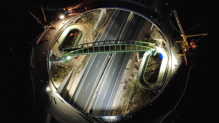 Instal·lada la passarel·la Sueca-Fortaleny: la connexió ciclopeatonal, a punt