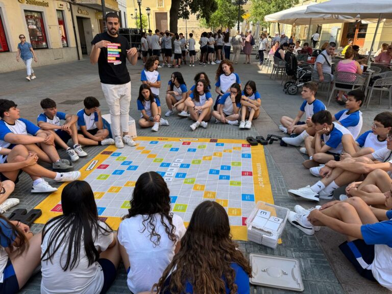 La Plaça de l’Ajuntament s’ompli de jocs per promoure el valencià